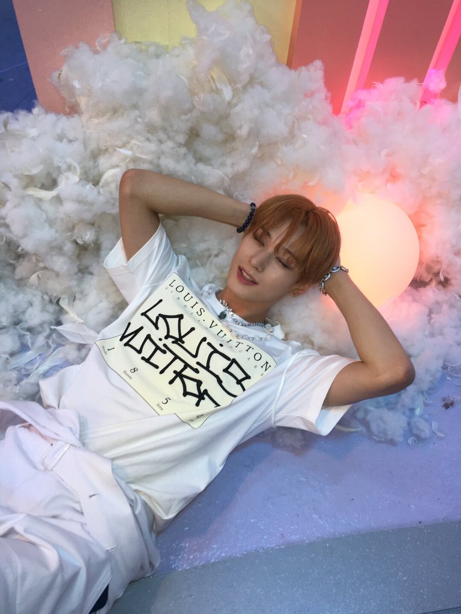 feejuyeon's tweet photo. Whisper creates a dreamy atmosphere every time I listen to it and leaving me in awe. Expressions of satisfaction and exhilaration accompanying my presence in the middle of soft embellishment, i'm completely surrounded by the bravely joyful energy which lifts me above the skies. https://t.co/CRt1YaQvGE