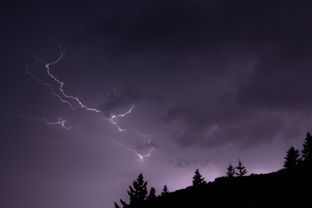 thhmoen's tweet photo. Lightning struck several times last night. This image shows the ligthning fading after it just struck 🤩
#northernnorway 
#Canon 
#canonphotography 
#lightning
#thunderstorm
#lightningphotography https://t.co/fq31l6nyV9