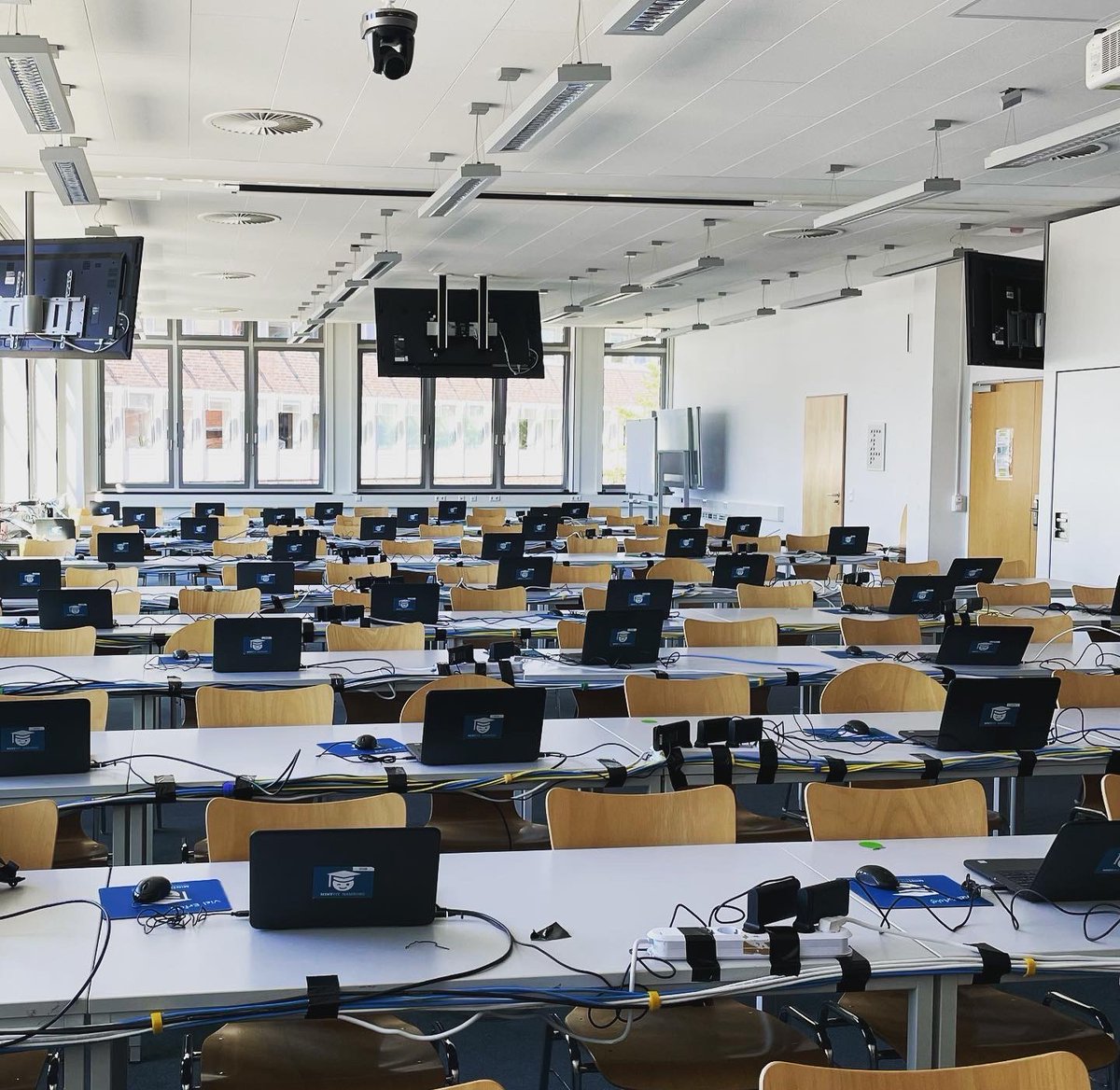mintfit_hamburg's tweet photo. Ab heute wird an der @tuhamburg wieder einen Monat lang digital geprüft💻🤓 Wir stellen hierfür die Geräte und das Know-How rund ums Prüfen zur Verfügung! Noch nie eine E-Klausur erstellt, aber Interesse daran?
Wir sind gerne für euch da: e-pruefungen@tuhh.de
#mintfit https://t.co/ousFy8iL36