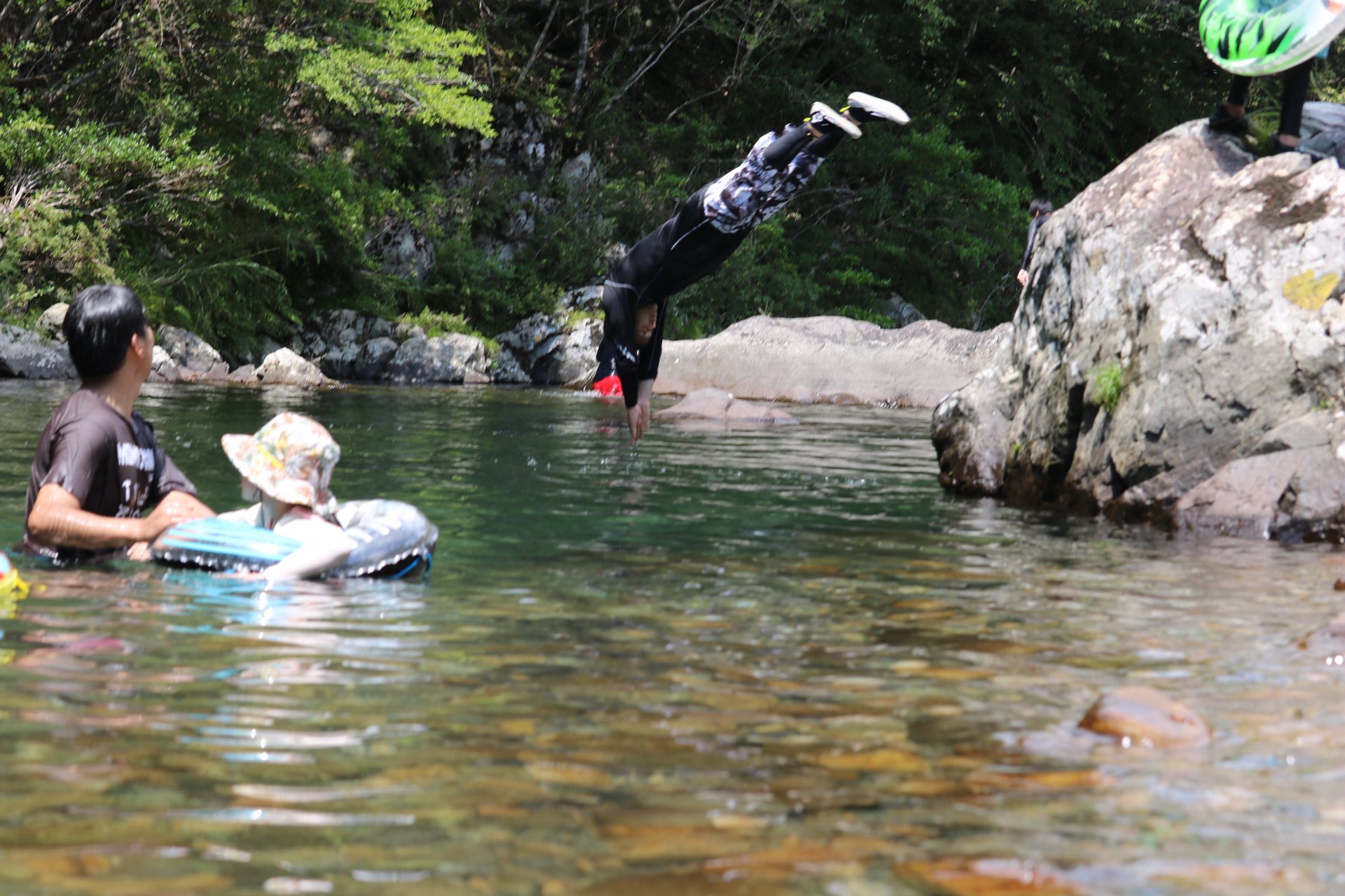 Nomisuke S666 川遊びで一番好きな飛び込み よっ菌が撮ってくれてた もっと種類を増やしておこう T Co Vdm1slebsb Twitter