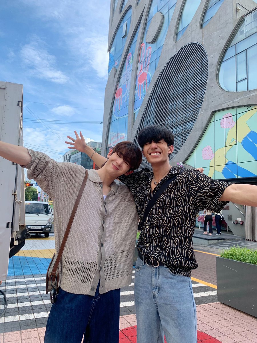 NetJames520's tweet image. เราไม่มีคำปลอบใจที่สวยหรูแต่หันหลังกลับมามองน่ะพวกเรากำลังโอบกอดพวกหนูอยู่(เราจะผ่านมันไปด้วยกัน)เพราะเราคือเน็ตเจมส์✌️
#เน็ตเจมส์ #netsiraphop #JamesSu