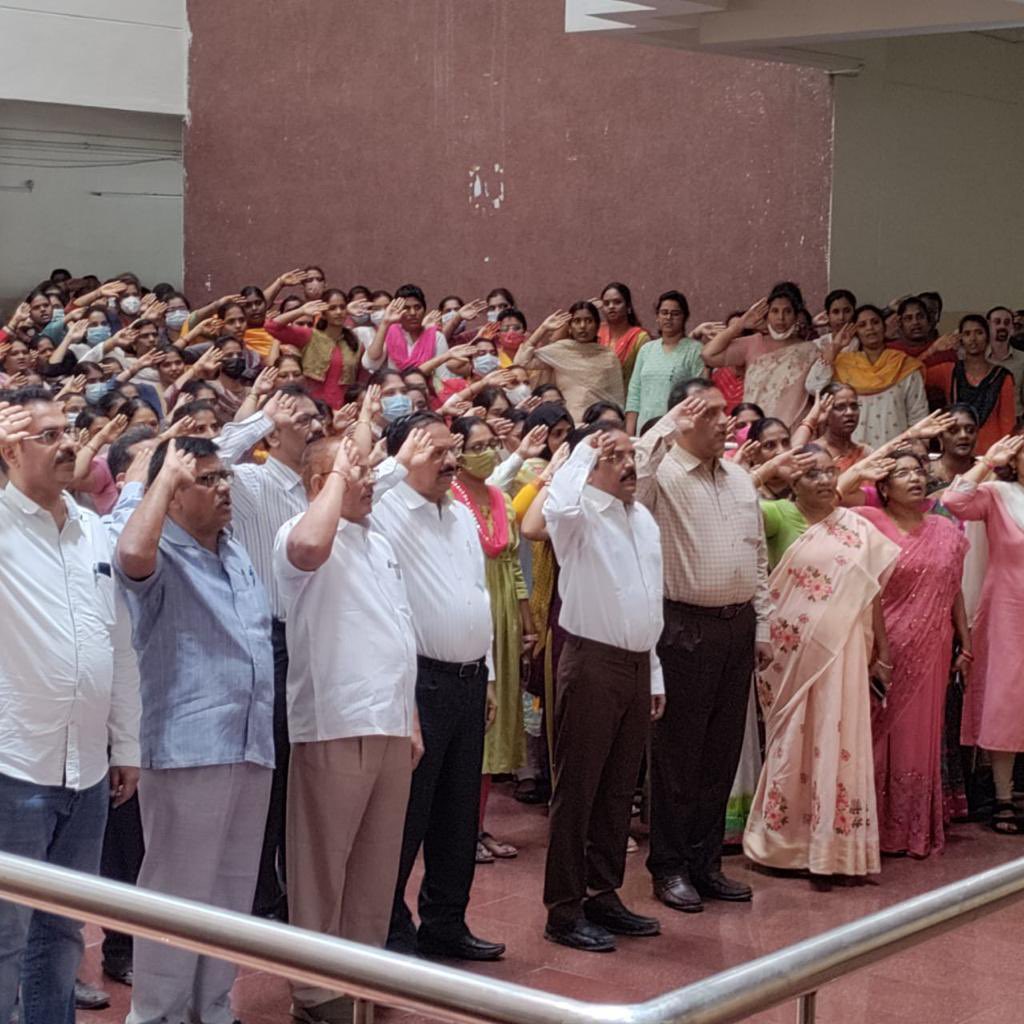 mb_telangana's tweet photo. Goosebumps guaranteed 😇

#MissionBhagiratha teams participated in mass recital of National Anthem at various districts.

#NationalAnthem #AmritMahotsav 
#IndiaAt75 

@SmitaSabharwal @DayakarRao2019 https://t.co/jG72Df5Rrr