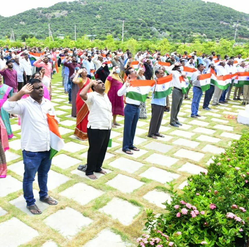 mb_telangana's tweet photo. Goosebumps guaranteed 😇

#MissionBhagiratha teams participated in mass recital of National Anthem at various districts.

#NationalAnthem #AmritMahotsav 
#IndiaAt75 

@SmitaSabharwal @DayakarRao2019 https://t.co/jG72Df5Rrr