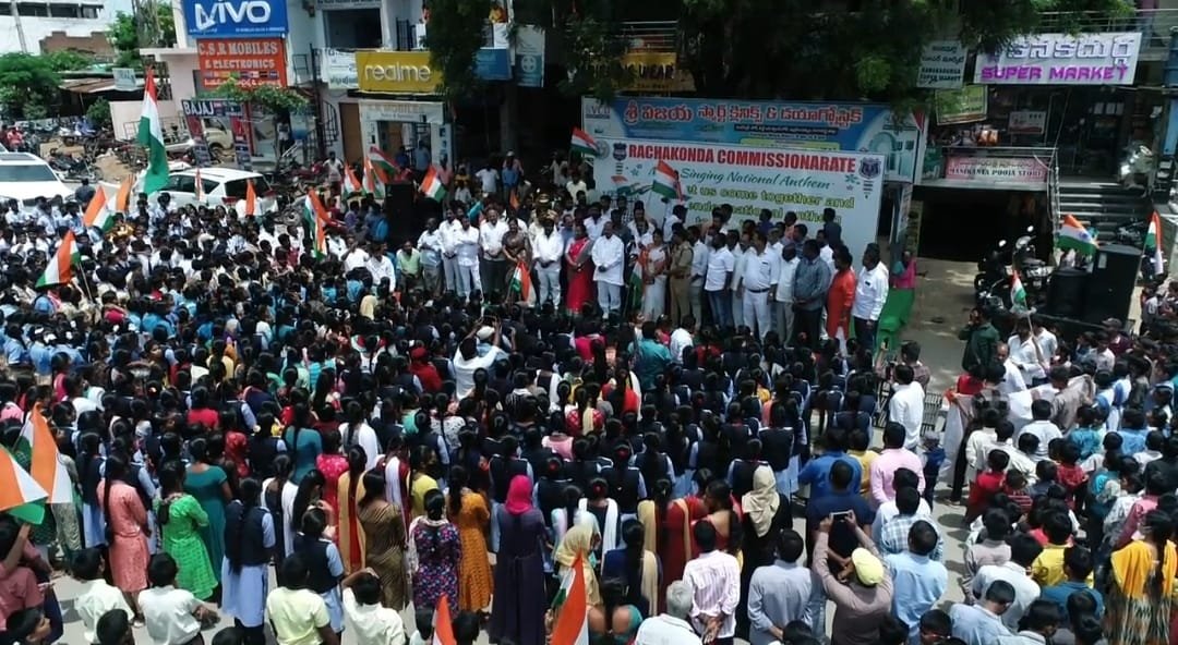 MalkajgiriCop's tweet photo. #IbrahimpatnamPolice organized a #MassRecitation of #NationalAnthem demonstrating our #Pride in celebrating the #75thAnniversaryOfIndependence&amp; showed the spirit of #Patriotism. Local MLA @ManchireddyTRS, ACP IBP, Students &amp; Public participated.
#సామూహికజాతీయగీతాలాపన 
#IndiaAt75 https://t.co/jiNZHPQexo