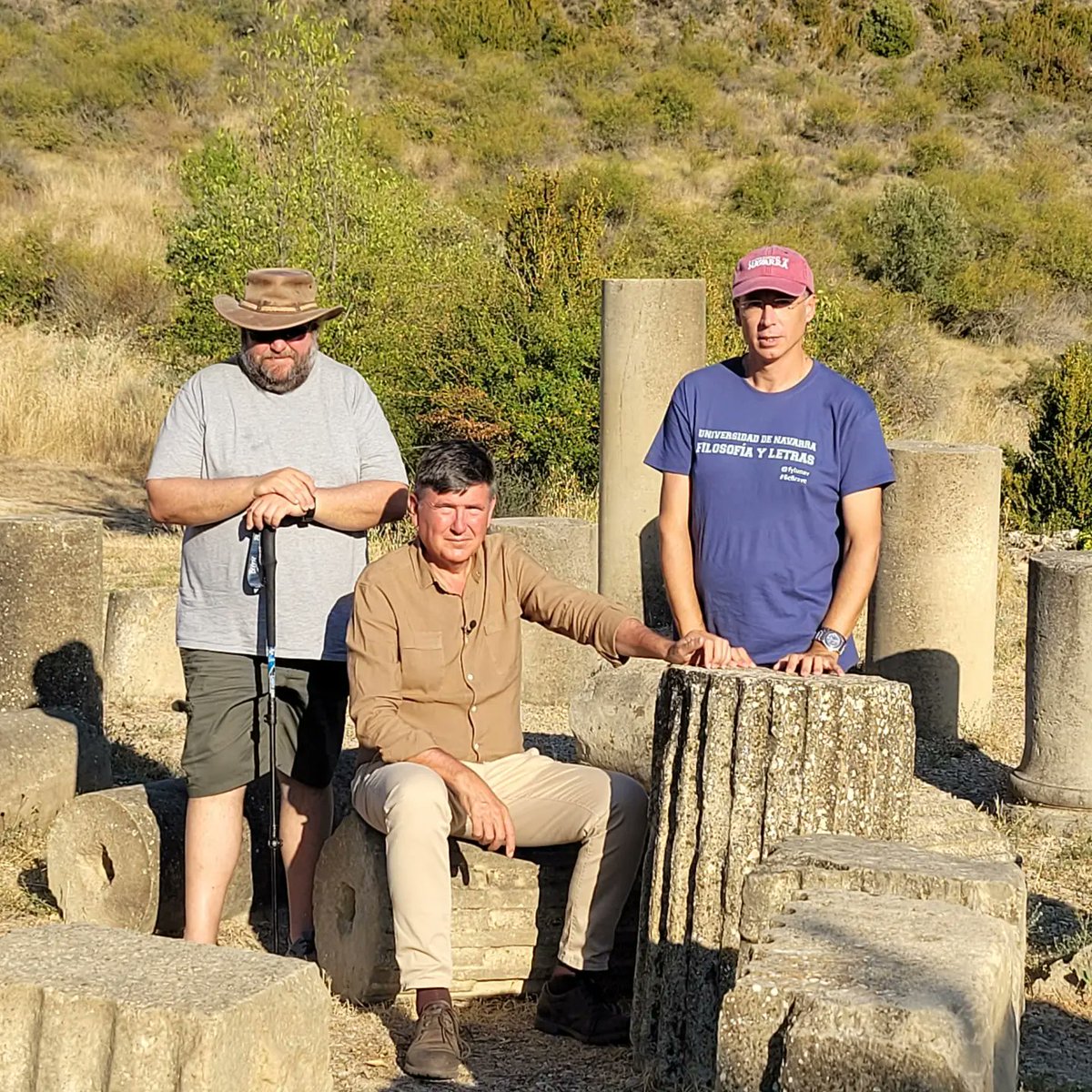 mpimentelsiles's tweet photo. #Arqueomanía en Navarra, grabamos un programa sobre su notable arqueología. Y comenzamos en el espectacular yacimiento romanos de #SantaCriz, en #Eslava. @SantaCrizEslava @arqueomaniaprod y #JavierAndreu. https://t.co/tt1Pxco473