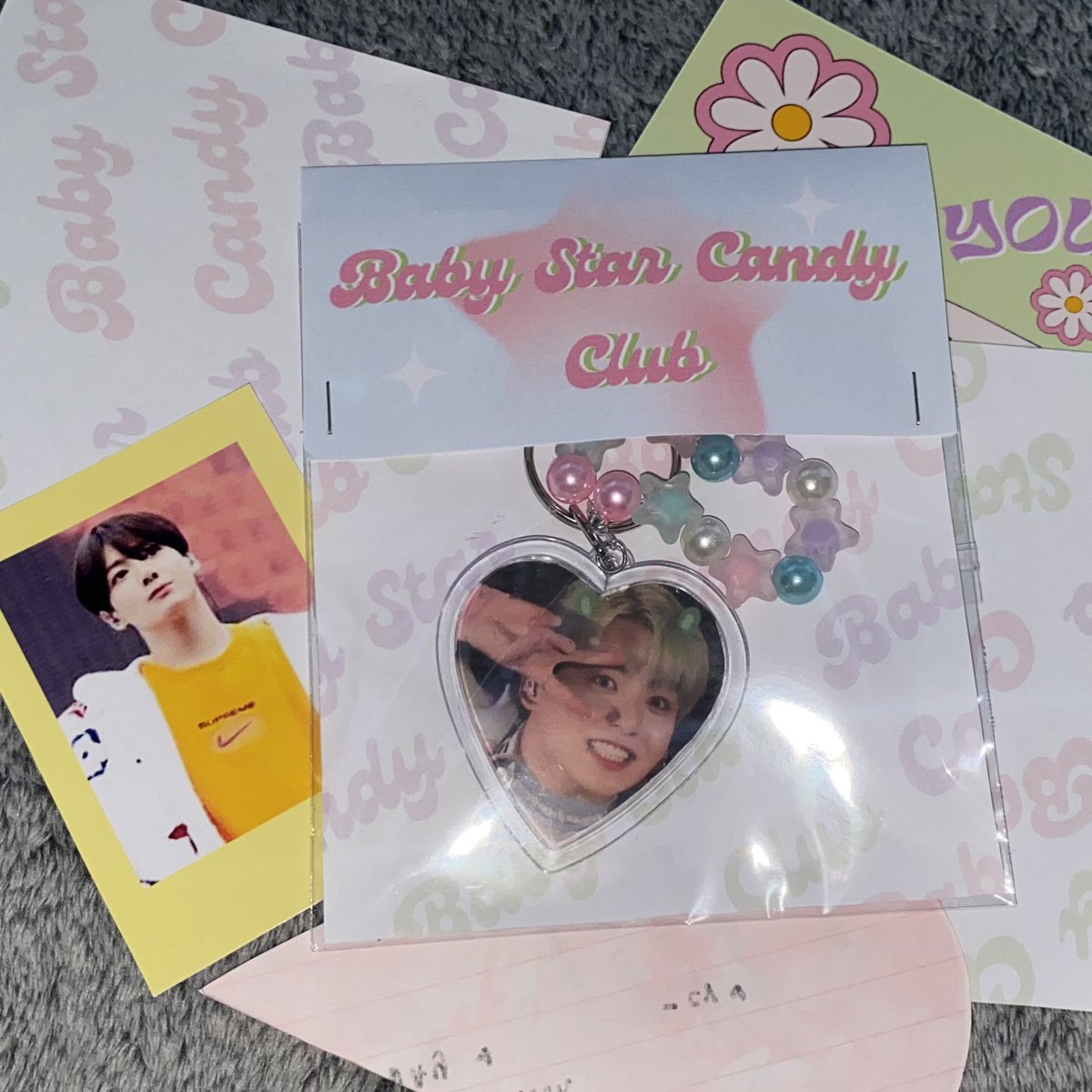 _jkloml_'s tweet photo. thank you so much, @ggukimbap <3 received my baby star candy koo keychain na 🥺 i love it so much & the freebies too huhu
— special thanks to, @jjk97cart for surprising me with this cutie ♡
#koo_feedbacks https://t.co/LNWgLckOff