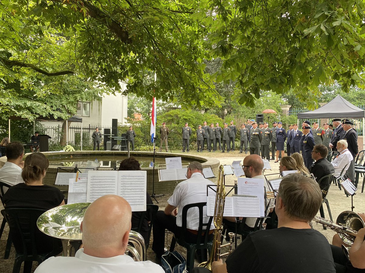 Nancy Jouwe (@nancyjouwe) on Twitter photo Na <a href="/MSophiahof/">Museum Sophiahof</a> ging ik naar de herdenking in Zwolle (met veel militairen), waar m’n neefje #RobinsonJouwe optrad en advocaat #FadjarKorwa sprak; beiden koppelden vanuit hun persoonlijke achtergrond de Papoeageschiedenis aan deze herdenking. Na <a href="/MSophiahof/">Museum Sophiahof</a> ging ik naar de herdenking in Zwolle (met veel militairen), waar m’n neefje #RobinsonJouwe optrad en advocaat #FadjarKorwa sprak; beiden koppelden vanuit hun persoonlijke achtergrond de Papoeageschiedenis aan deze herdenking.