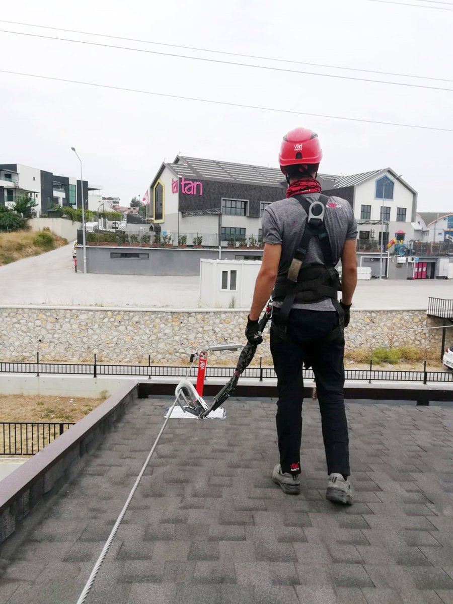 V-500 Kalıcı Yatay Yaşam Hattı; İki ankraj arası maksimum mesafesi 22 metre, aynı anda 8 kişinin çalışmasına olanak sağlayacak şekilde EN 795:2012 ve CEN/TS 16415:2013 düşmeye karşı kişisel koruyucu donanım standartlarına göre test edilip onaylanmış ve sertifikalandırılmıştır.