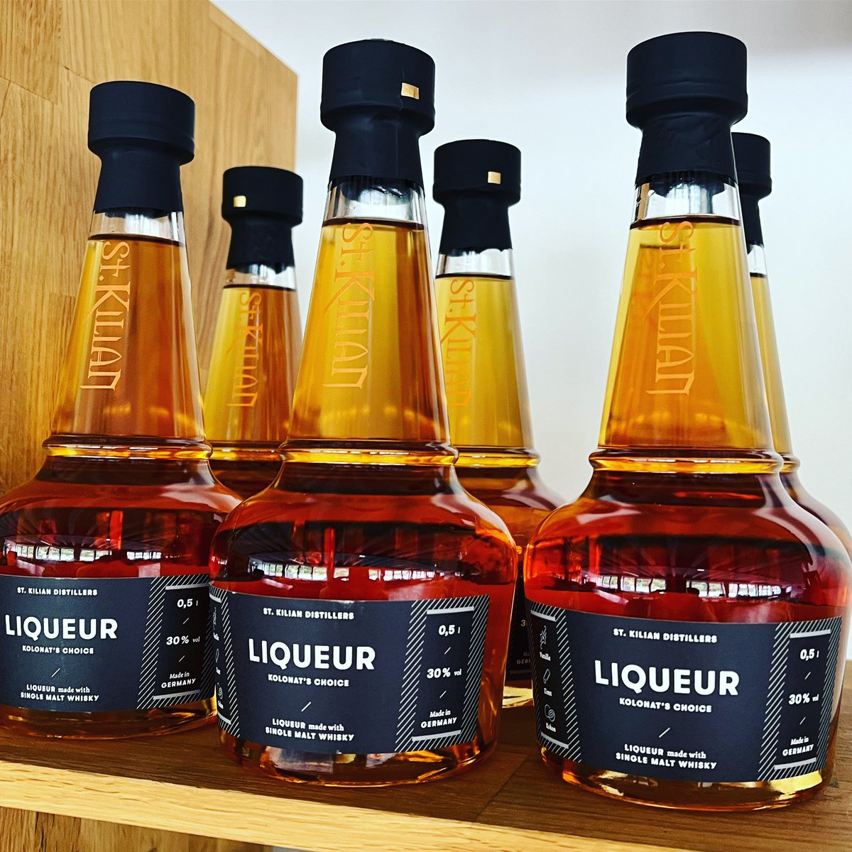 Schon mal den St. Kilian „Kolonat“ Whisky Likör probiert?🥃 1A an schönen Sommerabenden und bei uns immer ein Dauerbrenner👌. #whiskylife #whiskylove #stkiliandistillers #likör #liqueur #stkilianwhisky #instawhisky #whiskygram #whiskyporn