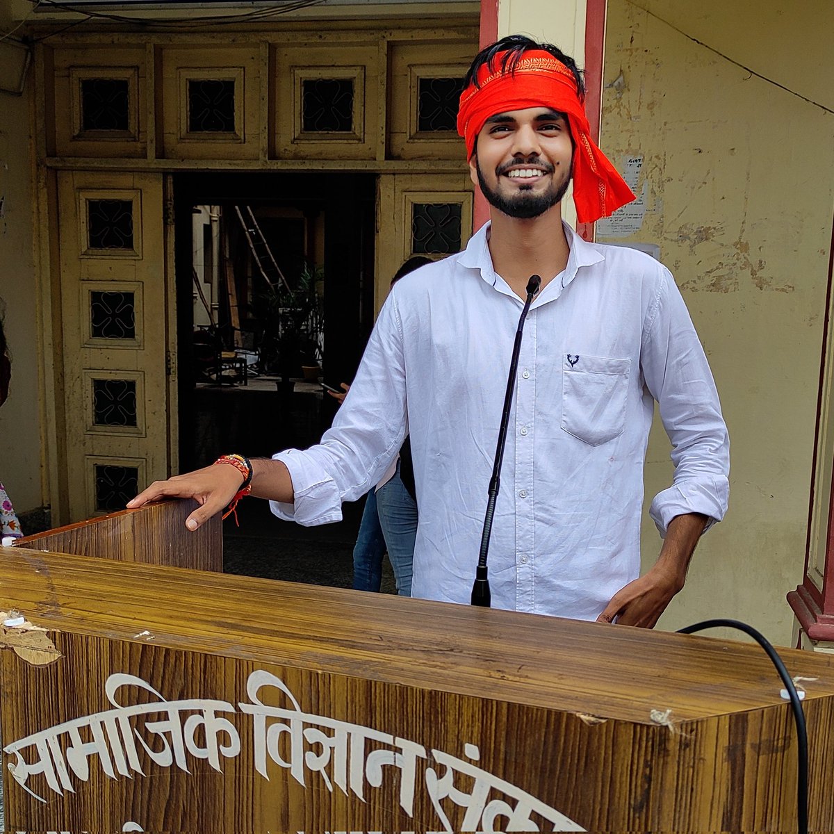 Atul11011's tweet photo. तुम सोच रहे हो बस, बादल की उड़ानों तक ।
मेरी तो निगाहे हैं सूरज के ठिकानों तक ।।

#BHU #banaras #AjadiKaAmritMahotsav #facultyofsocialscience https://t.co/o6412KLSNv