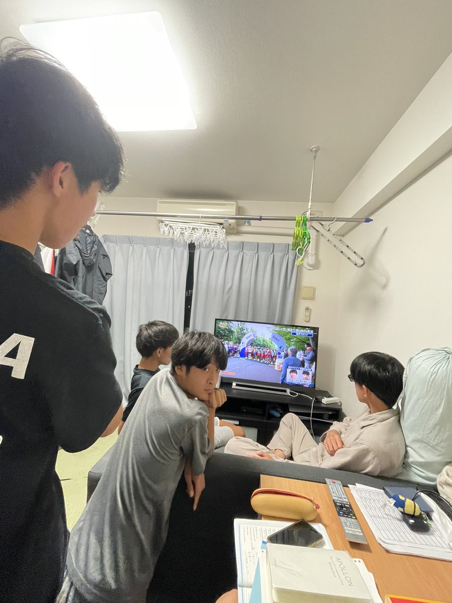 51ko_ichi51's tweet photo. 世界陸上35kmフルで見て応援してたぼくたちですが、今日その選手たちが同じ場所で練習してて白川と篠原と大興奮🔥
野田さんのオーラ半端ない。
（この写真は男子マラソンを見てる時） https://t.co/JFYYtpsmng