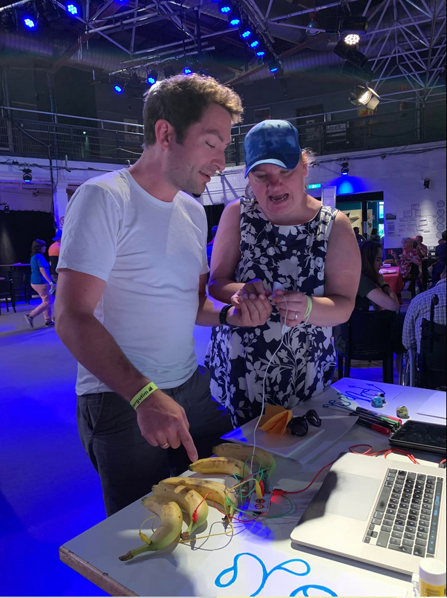 PIKSLTEAM's tweet photo. Der #PIKSL #Duesseldorf Stand beim IGL Sommerfest: Bananenklavier mit dem #MakeyMakey, war lustig! https://t.co/QNPSlMO0Ci