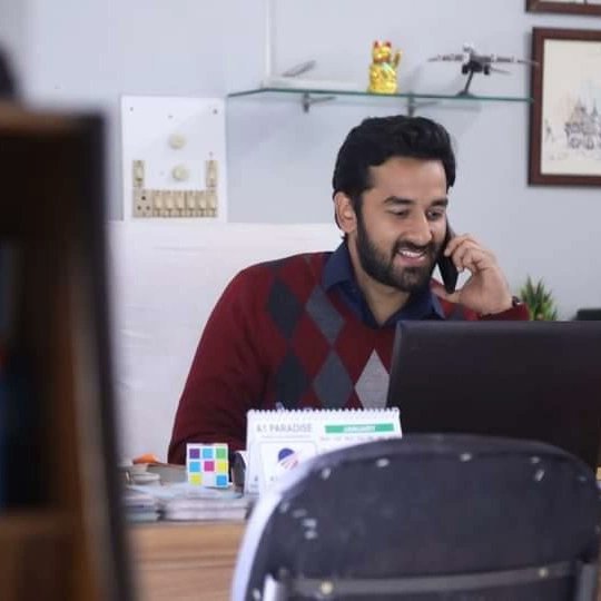 GangsOfVishalV's tweet photo. Here's some BTS from the sets of #GharWaapsiOnHotstar to make the first working day of this week a little less tough for you 🥰

#HotstarSpecials #ShekharDwivedi #DiceGharWaapsi #GharWaapsi #VishalVashishtha #VVKiToli 

@v_vishal13 @DiceMediaIndia @DisneyPlusHS https://t.co/yoBAGVANtm