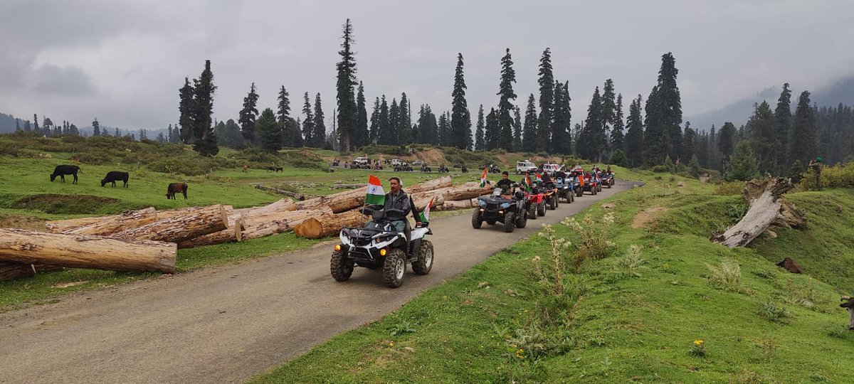 Tarikahmdlon's tweet photo. Tiranga Rally to #Butapathri was welcomed by Gujjar &amp; Bakarwals with enthusiasm. Pattan  Battalion of Dagger Division hosted the rally for celebrating #HarGharTiranga   
#AzadiKaAmritMahotsav
@SpokespersonMoD
@ChinarcorpsIA @PIBSrinagar
@ddnewsSrinagar https://t.co/2TdwpMXMKa