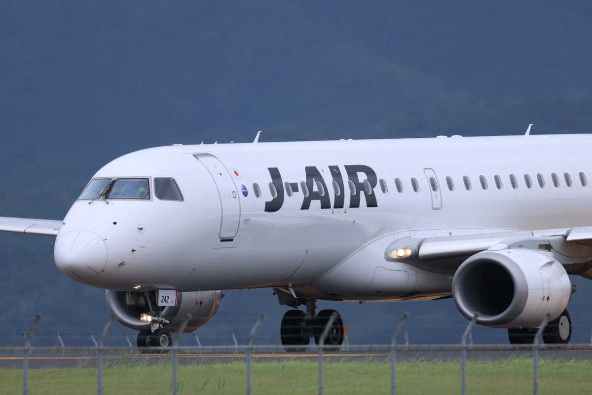 MIRAGE_E_R's tweet photo. 8/16 新機材導入、出雲空港で試し撮り(降雨により短時間で撤収)。
重く取り回しが難しいので慣れが必要ですね😅
なおRF800も下取りに出したので4枚目が同機材を使用した最後の写真になりました。
#Canon #RF1200 #出雲空港 https://t.co/kRINIgC5YM