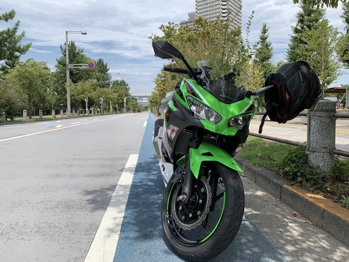 Abbie_Studio's tweet photo. これ一度やってみたかったんよ

名前：アビスタ
性別：男子
住み：東京
車種：Ninja400 KRT 2022 
一言：バイクツイート多めですが、日常も呟きます！バイク乗りは確実にフォロバ！カモン！

#バイク乗りとして軽く自己紹介
#バイク乗りと繋がりたい
#バイク好きと繋がりたい
#Ninja400
#Kawasaki https://t.co/zn5kV4o4is