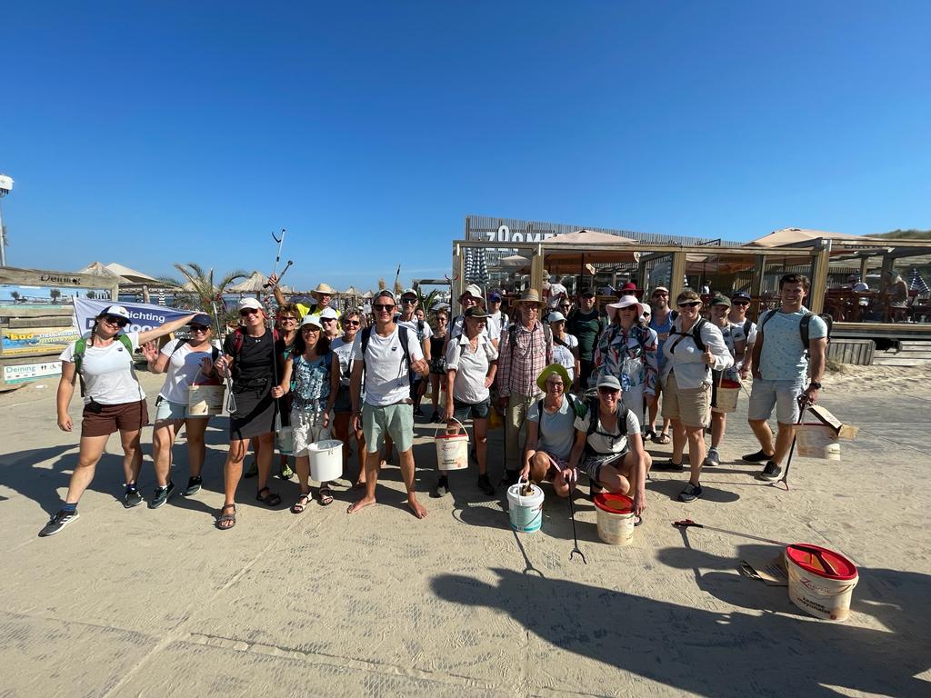 gem_heemskerk's tweet photo. Zondag 14 augustus hielpen deze helden op een snikhete zomerdag om het strand tussen Wijk aan Zee en Castricum schoon te maken. 🔥
Tako Popma (stichting Noordzee) en wethouder Piet Burgering trapten de dag af. Wat een topprestatie in deze hitte! ♻️ #BeachCleanuptour #Pluis https://t.co/2tpLhzV73x