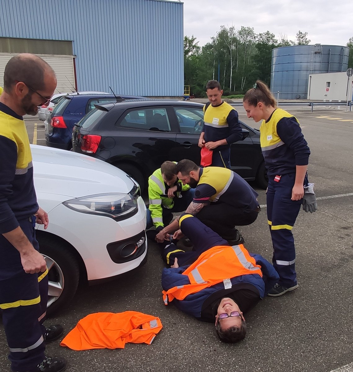 Essity_FR's tweet photo. La #santé et la #sécurité sont la priorité chez #Essity.
Sur le site de #Kunheim, le programme 2022 de sensibilisation des collaborateurs s'est organisé autour de 2 activités :
➡️ Escape Game sur des situations d'accident
➡️ Chasse aux risques dans les ateliers
#EssityIcare https://t.co/4AtCWvgSNP