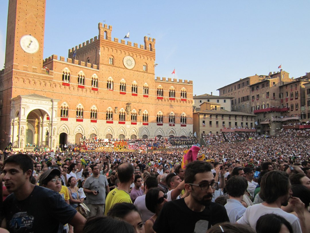 Today is the second race (and last of the year) of Siena’s famous Palio! 

🐎🐎🐎🐎🐎🐎🐎🐎🐎🐎

Horses in chapels? Fierce Rivalries? Bareback? Snails and Giraffes?!?!! Everything you need to know about this centuries-old Senese tradition is in a new blog po