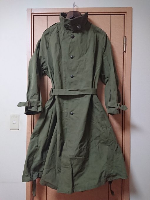 えへへ。
なんか嬉しいからツイートさせてください。
ずっと探してた程度の良いフランスモーターサイクルコート(M35)に巡り会えましたん。
イギリスのも好きだけど、このフランスっぽい丸襟とウエスト絞ったときのAラインがキレイで一目惚れだったのです。
「陸」納品の自分へのご褒美🥰 