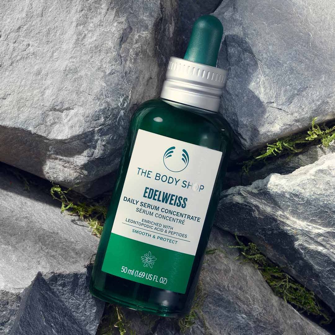 TheBodyShopIND's tweet photo. Our newly launched #Edelweiss Serum Concentrate is a transversal #SkinCare hero that forms a protective layer over your skin to shield it from indoor & outdoor pollution, making the skin stronger & smoother.
#TryNow #EdelweissPower
#SkinCareRange #NaturalIngredients #DailySerum https://t.co/qlyKwAEFOO