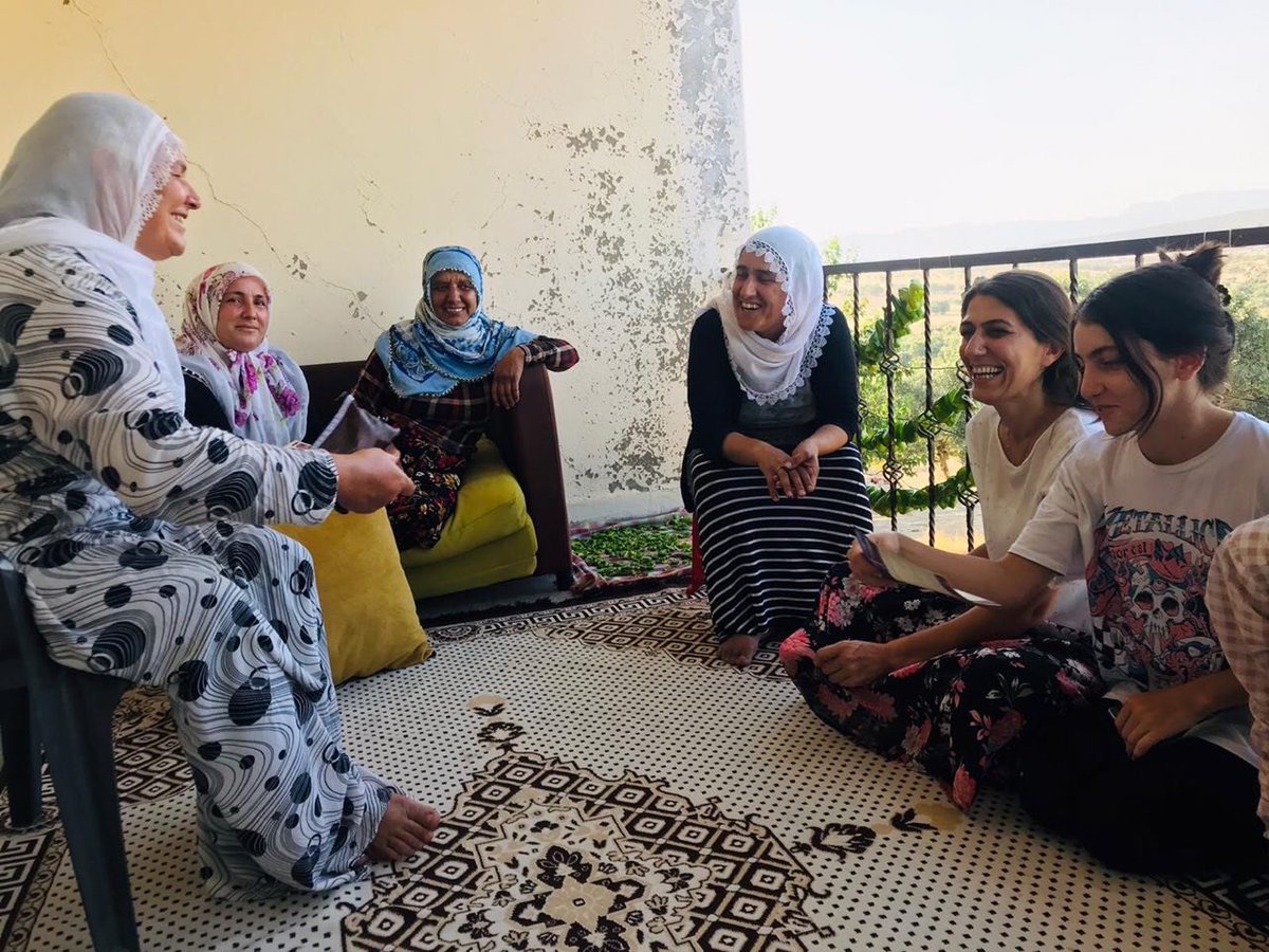Zîhniyeta dagirkeran ku para xwe ji xeta demokrasiyê negirtine, dema ku hatin ser kar yekemîn daîreyên polîtîkayên jinan ku bi kedeke mezin hatibûn ava kirin,bi sedan saziyên jinan girtin.
Aktivîstên me yên Amedê jî li dijî zîhnîyeta kayyuman bi jinan civan re sohbetan pêk tînin.