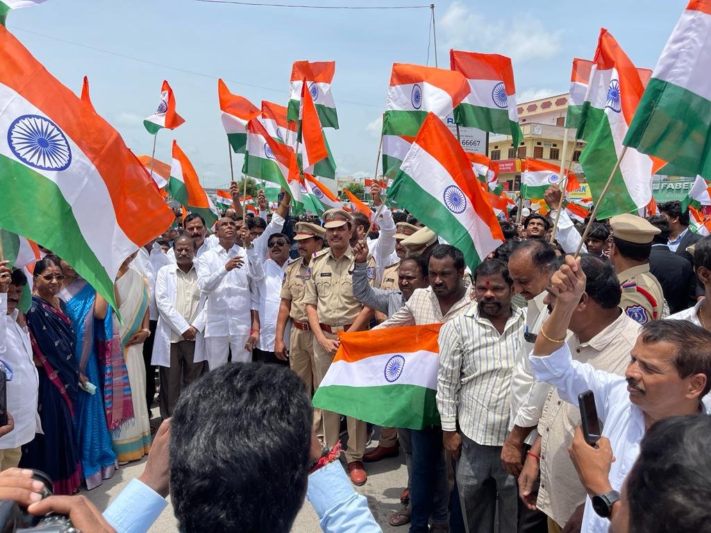 MalkajgiriCop's tweet photo. #SwatantraBharataVajrotsavalu
@lbnagarps organized a #MassRecitation of #NationalAnthem at SagarRingRoad and demonstrated our #Pride in celebrating the #75thAnniversaryOfIndependence. #DCP_SOT, ACP @CyberCrimeRck, Students &amp; Public all about 3K members participated.
#IndiaAt75 https://t.co/Tpj2spDx0t