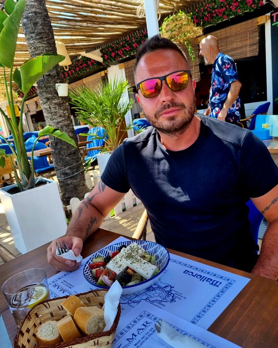 Mittagessen...in der Hitze esse selbst ich mal einen Salat. https://t.co/sj7BVEAzhr<a href="/tag/carselfie"class="tags"><span>#carselfie</span></a><a href="/tag/monday"class="tags"><span>#monday</span></a><a href="/tag/mondaymotivation"class="tags"><span>#mondaymotivation</span></a><a href="/tag/selfietime"class="tags"><span>#selfietime</span></a>