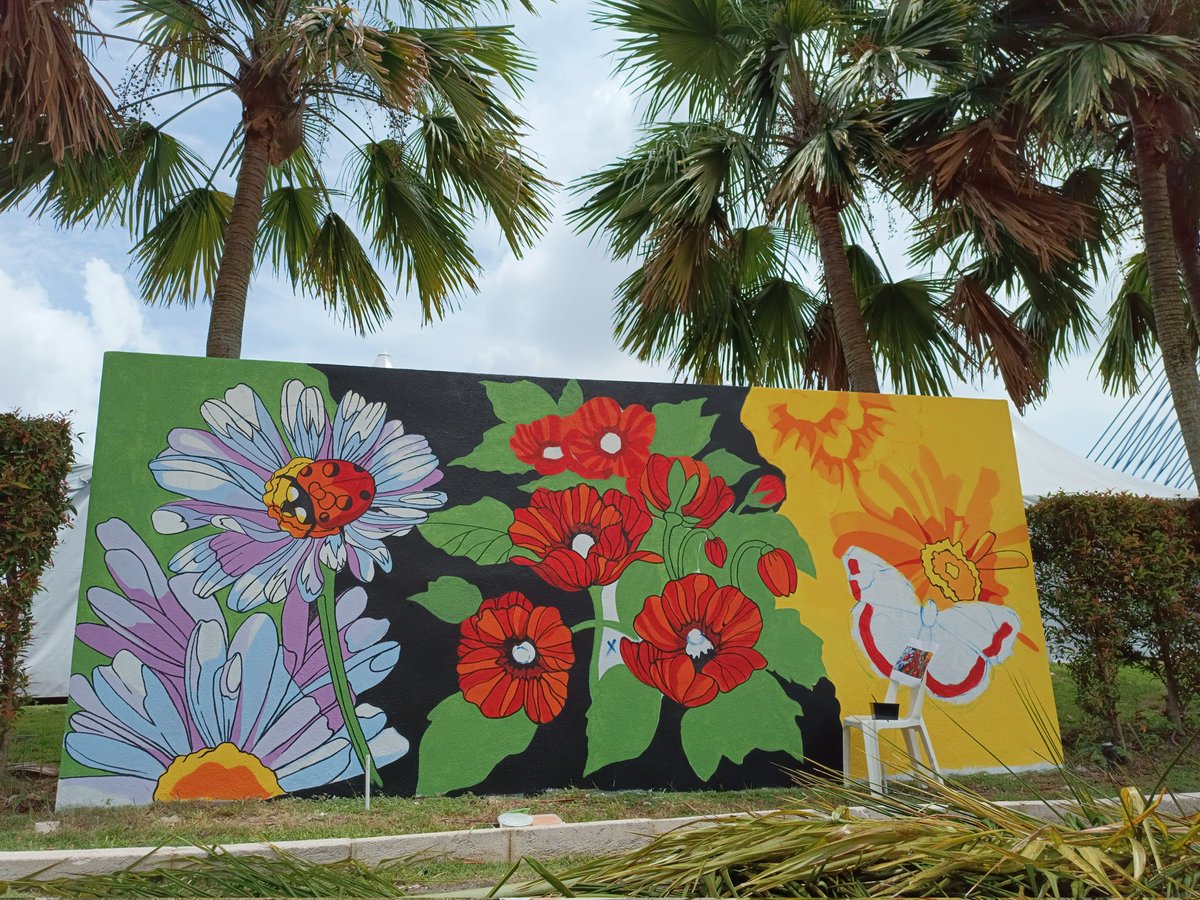 2nd day mural di Floria PutraJaya,,, still in progress..Panas terik tak leh bwk bincang,so kena rehat tepi  dulu 👌🏻😁