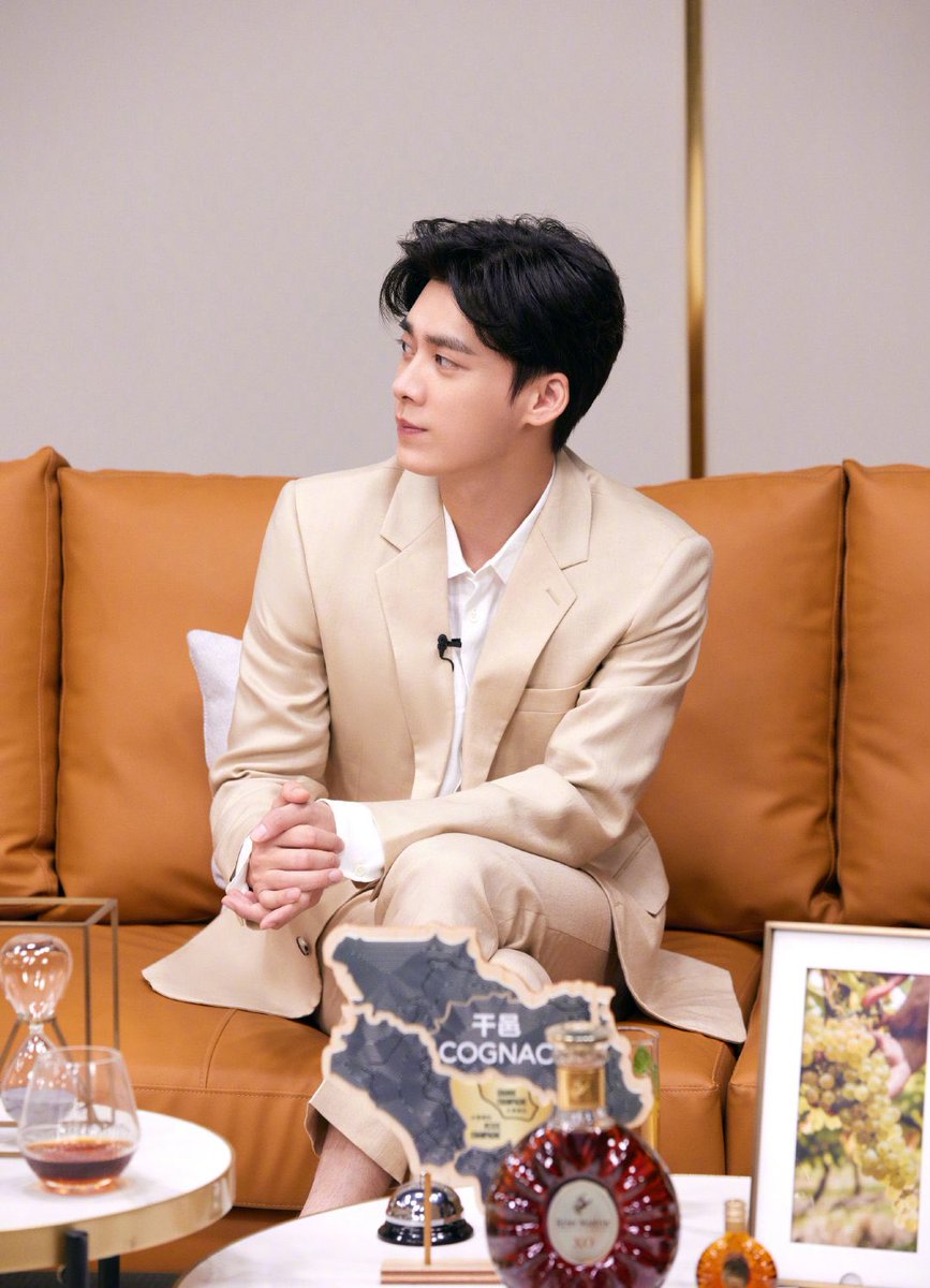 lyfyifenglee's tweet photo. 2022.08.15 #LiYiFeng studio📍壹峰信 weibo update!🍹(1/2)

"วันนี้อยากชวนเฉินเซินมาอยู่พร้อมกับ #หลี่อี้เฟิง "

#李易峰 https://t.co/NElpLeFJ4I