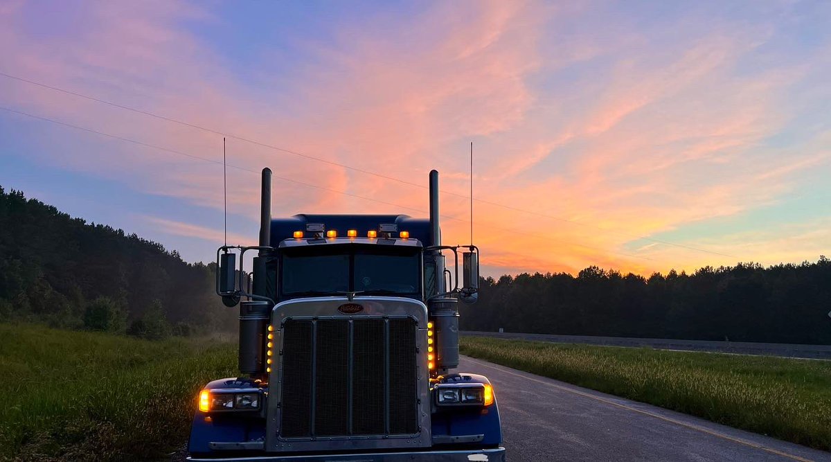 TheBamaAndy's tweet photo. Couldnโt pass up an opportunity to grab a few pix this evenin of #BigBluePete on the ride home. Sunsets hit dif when youโre in AL, & drivin a pretty #Peterbilt, cmon?
It was a cool evenin, pretty #sunset, & lovely #Pete.
#TruckerLife #PeterbiltLife #BamaAndyPhotography
#BamaAndy https://t.co/8KzczsgxUP