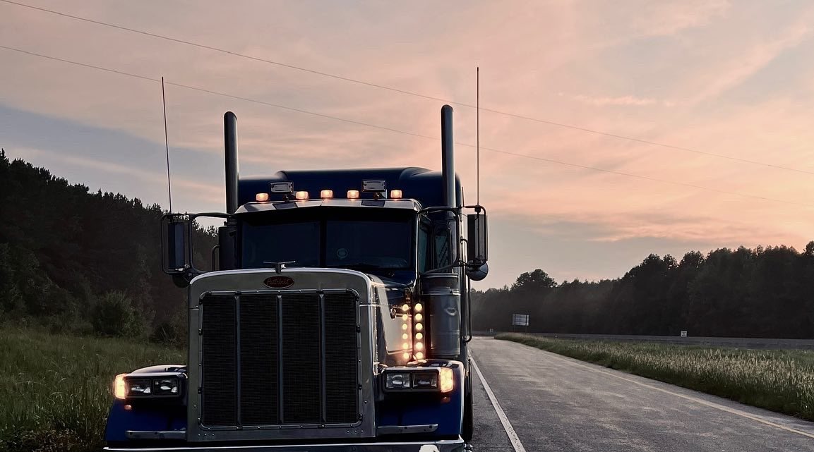 TheBamaAndy's tweet photo. Couldnโt pass up an opportunity to grab a few pix this evenin of #BigBluePete on the ride home. Sunsets hit dif when youโre in AL, & drivin a pretty #Peterbilt, cmon?
It was a cool evenin, pretty #sunset, & lovely #Pete.
#TruckerLife #PeterbiltLife #BamaAndyPhotography
#BamaAndy https://t.co/8KzczsgxUP