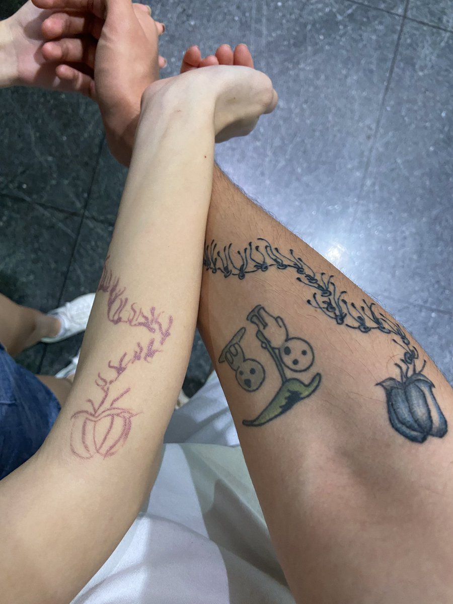 LinsaneInTheMEM's tweet photo. she wanted matching tattoos 😮😮😮😮😮 https://t.co/VPsyxvdkSQ