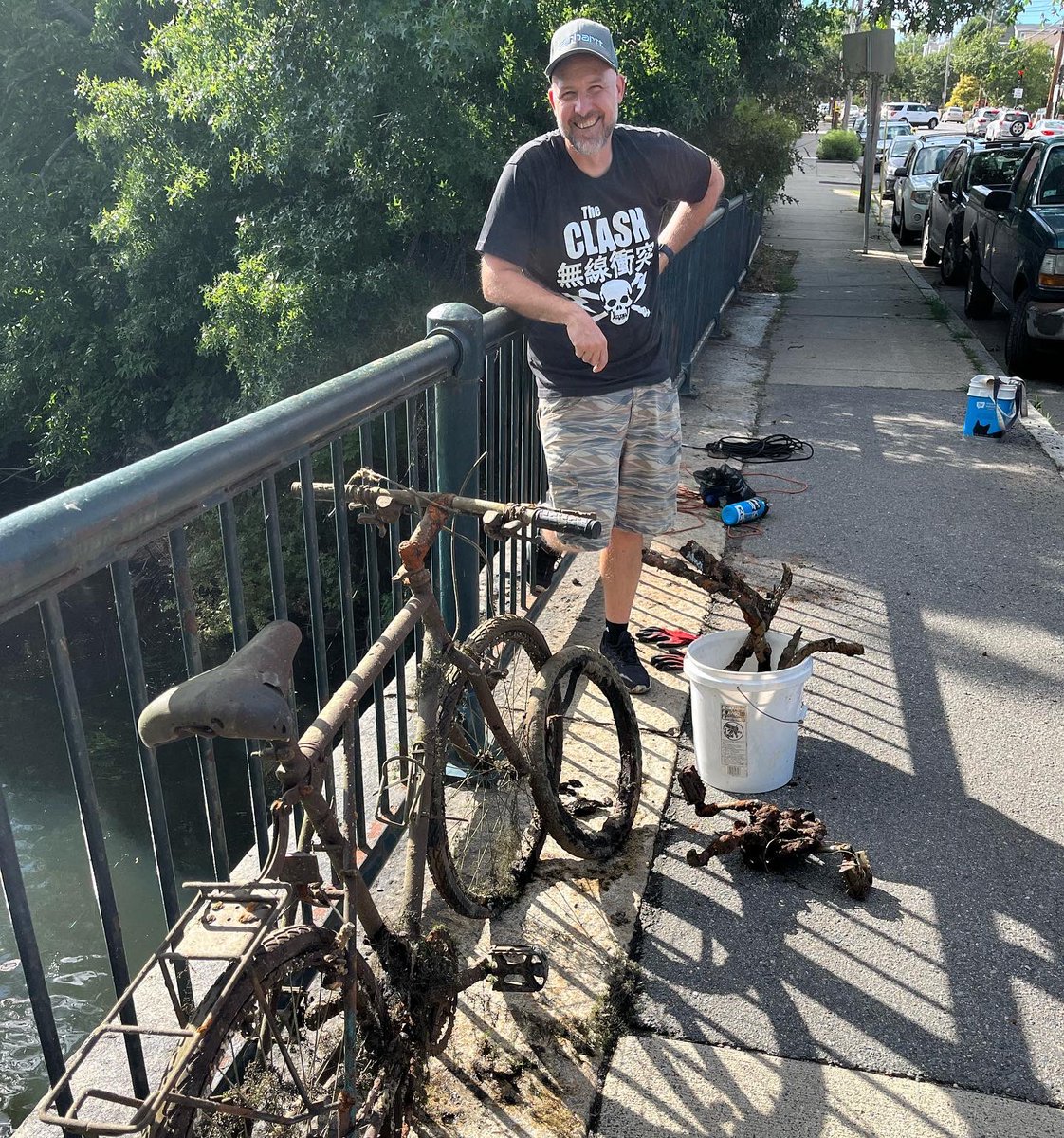 Revhanker's tweet photo. A good day with a magnet, got a bike and the boring half of a safe! #magnetfishing https://t.co/tYSp2hZ6se
