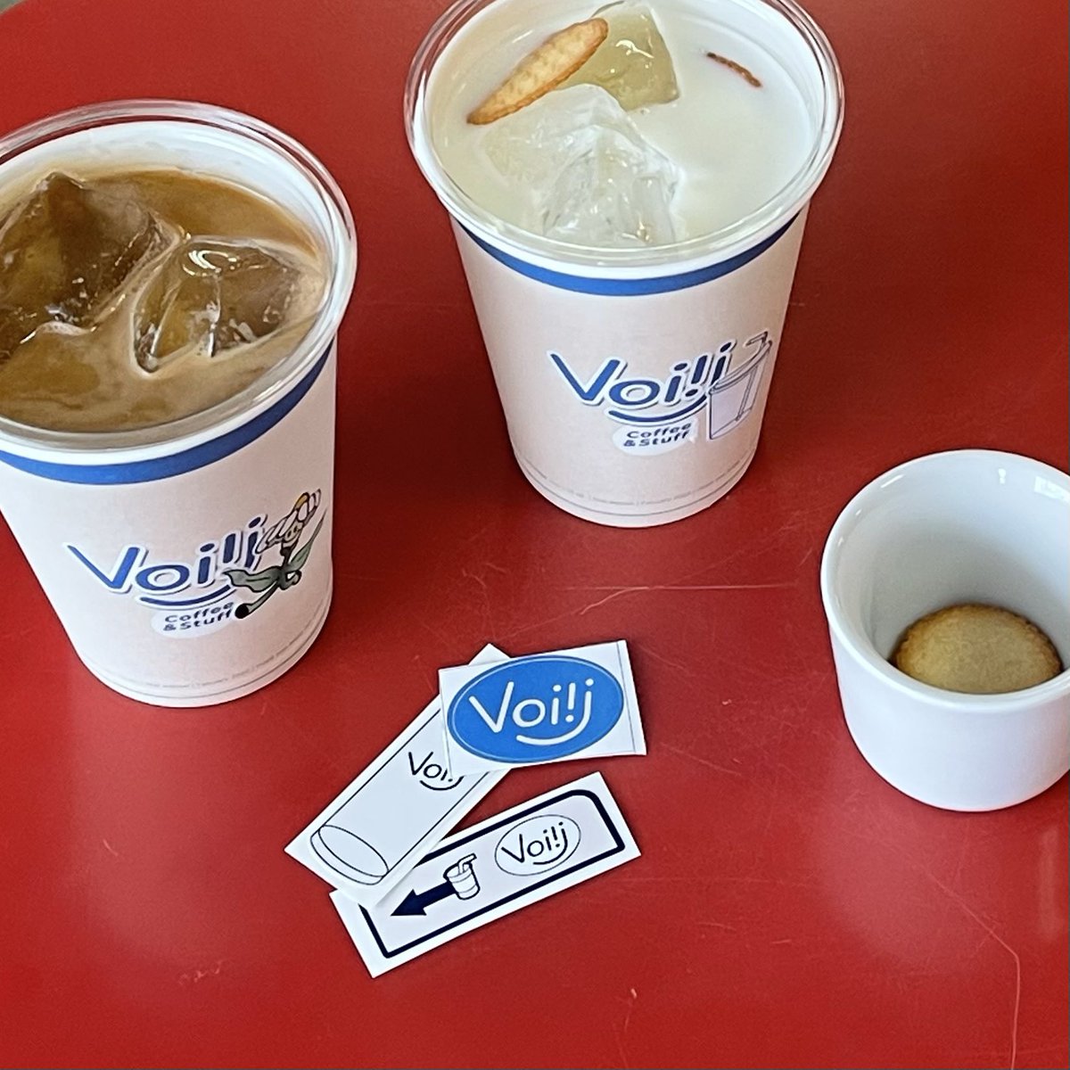 revieweveryth12's tweet photo. Voi!j Coffee&amp;Stuff
คาเฟ่ตกแต่งปุกปิ้ก มุ่กมิ้ก โทนสีน่าร๊ากก ชื่อร้านเค้าอ่านแบบVoyage เลย ร้านมีที่จอดนะ แต่จอดได้ไม่เกิน 15 นาที ร้านเล็กๆ มู้ดดีอะ กาแฟโอเค 

🛁 แต่งตัวโทนสีฟ้า โทนสีพาสเทลได้เลอออ
📍Thonglor
#คาเฟ่กรุงเทพ #รีวิวคาเฟ่ https://t.co/DXYuyEnziM
