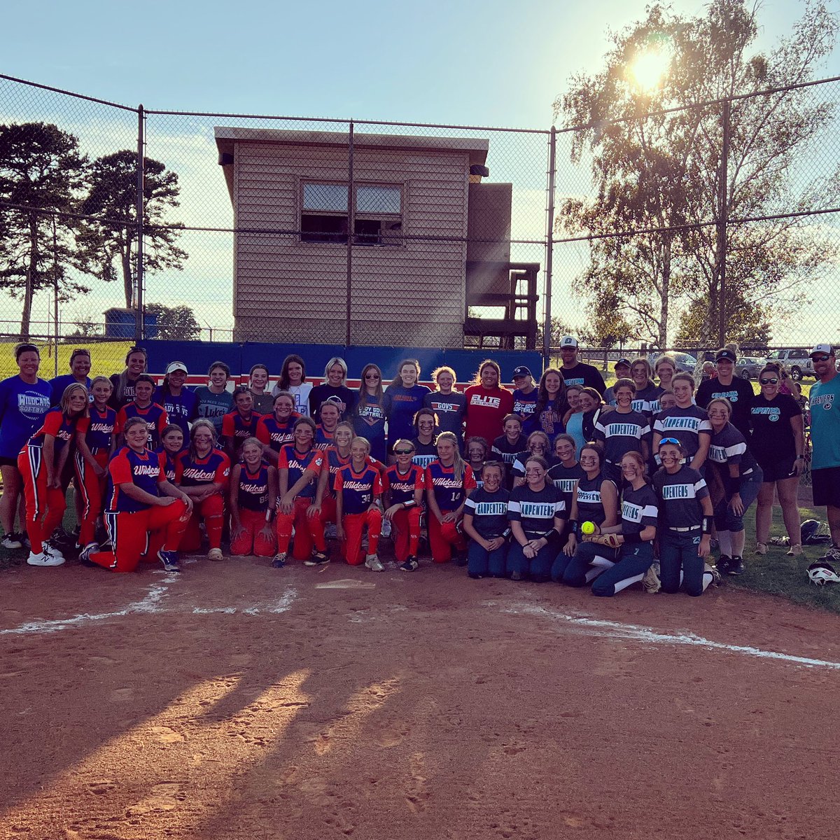 BlountSoftball's tweet photo. Enjoyed watching young talent at the Battle of the Feeders 🧡💙 https://t.co/4xij99XVsa