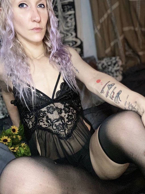 Oh hey, I just had a fun little photo shoot 🥵😈 are you dying to see more? https://t.co/wJmnp0zWZt