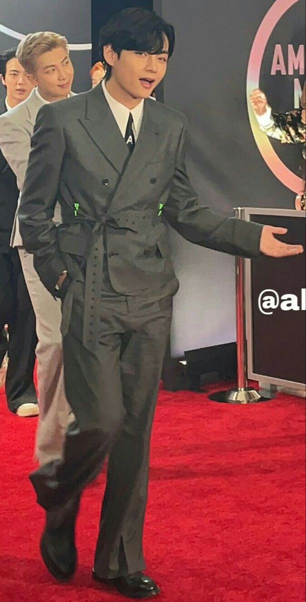 taeluvspace's tweet photo. He's gorgeous https://t.co/QKn4UepE9t