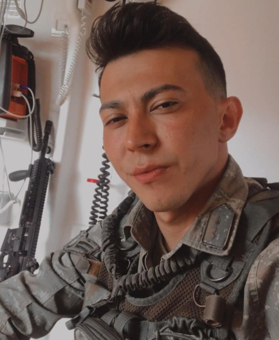 CanTheX's tweet photo. Sen hep yaşıyor olacaksın..
Şehit Sağlık Astsubay Çavuş Yılmaz Tuncer 
Şehadetinin 1.Yılı kutlu olsun. 15.08.2021🇹🇷 https://t.co/lhWBlwWHSL