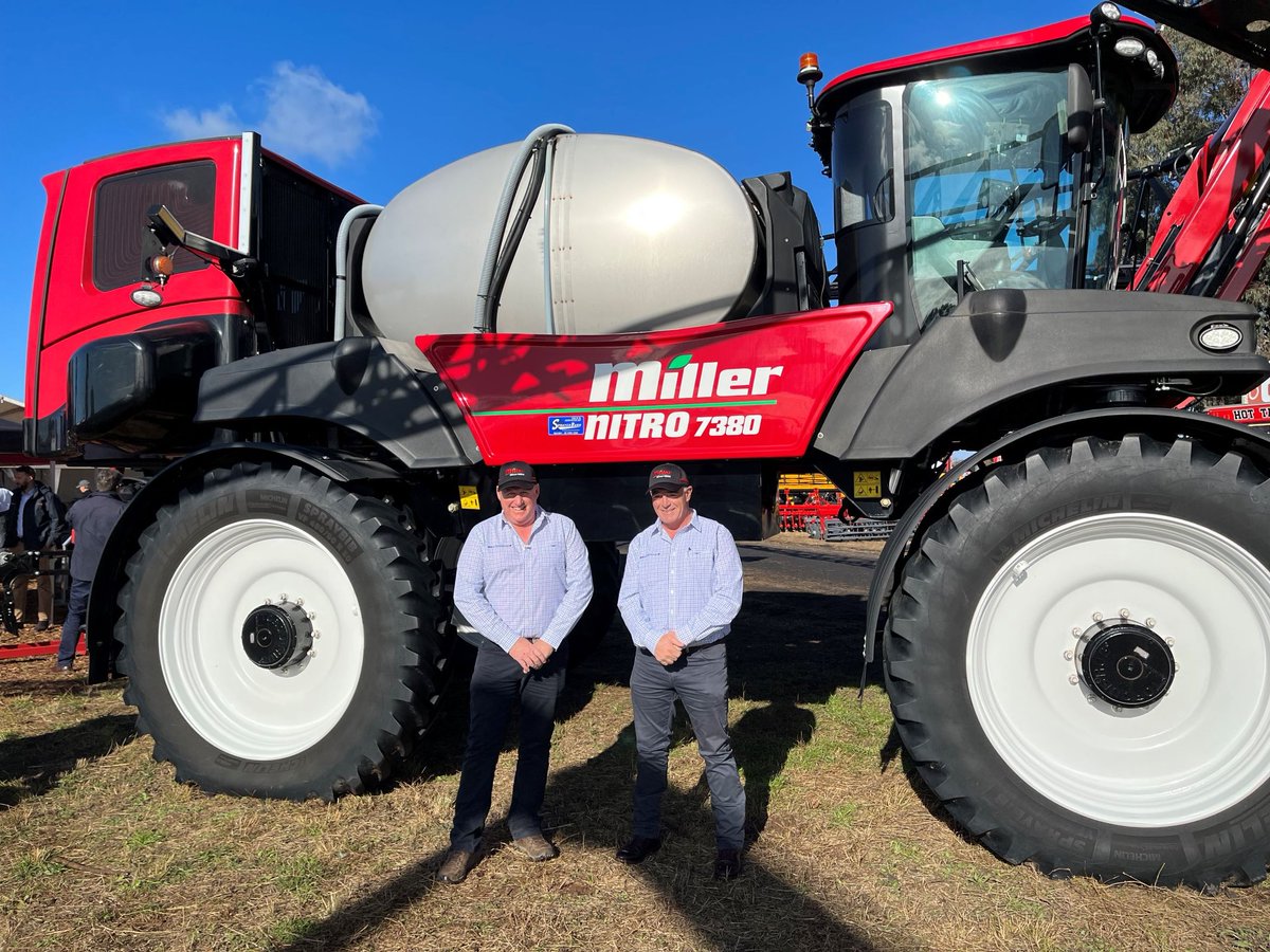 MillerSpray_au's tweet photo. Day 1 @AgQuip 🎉

Get a closer look at the Miller Nitro 7380 fitted with E-Kay crop dividers and chat with Scott &amp; John 👊

See you there 🤩

#MillerNitro #millersprayers #agriculture  #Miller7380 #cropdividers #ekay #agfielddays #AgQuipFieldDays https://t.co/DlXVQ5urZq