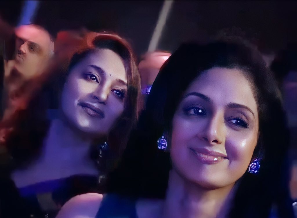 TausifIntisar's tweet photo. As Kareena pays tribute to Sridevi, Madhuri pats her on the shoulder and cheers for her after a quick chat, while Sridevi responds happily with a slight childish giggle. 

The twinkle in their eyes! The chemistry! The sex appeal!

Ultimate screen goddesses of Bollywood 🥺💖💞 https://t.co/koxIomADH4