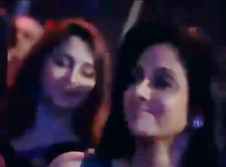 TausifIntisar's tweet photo. As Kareena pays tribute to Sridevi, Madhuri pats her on the shoulder and cheers for her after a quick chat, while Sridevi responds happily with a slight childish giggle. 

The twinkle in their eyes! The chemistry! The sex appeal!

Ultimate screen goddesses of Bollywood 🥺💖💞 https://t.co/koxIomADH4