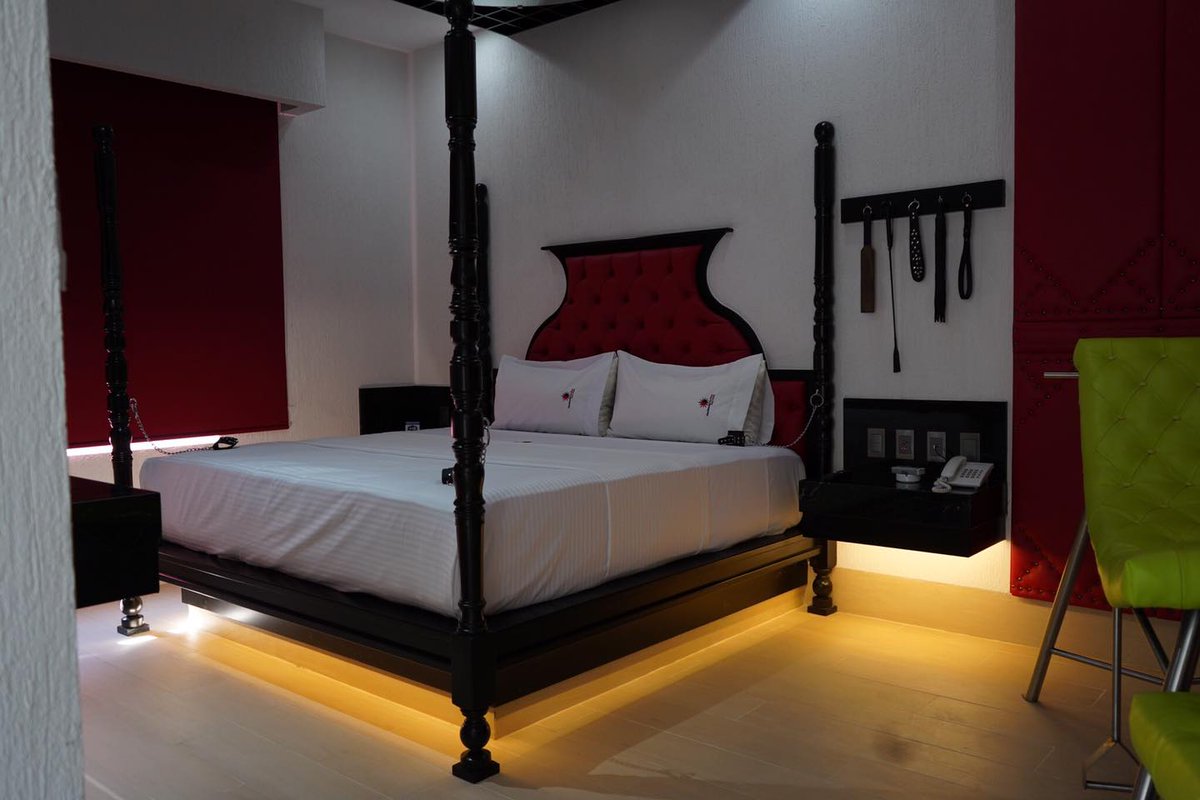 ¡Bien sujeta a las esposas de cada esquina de la cama!
Llévala al máximo placer en la Suite Red Room.