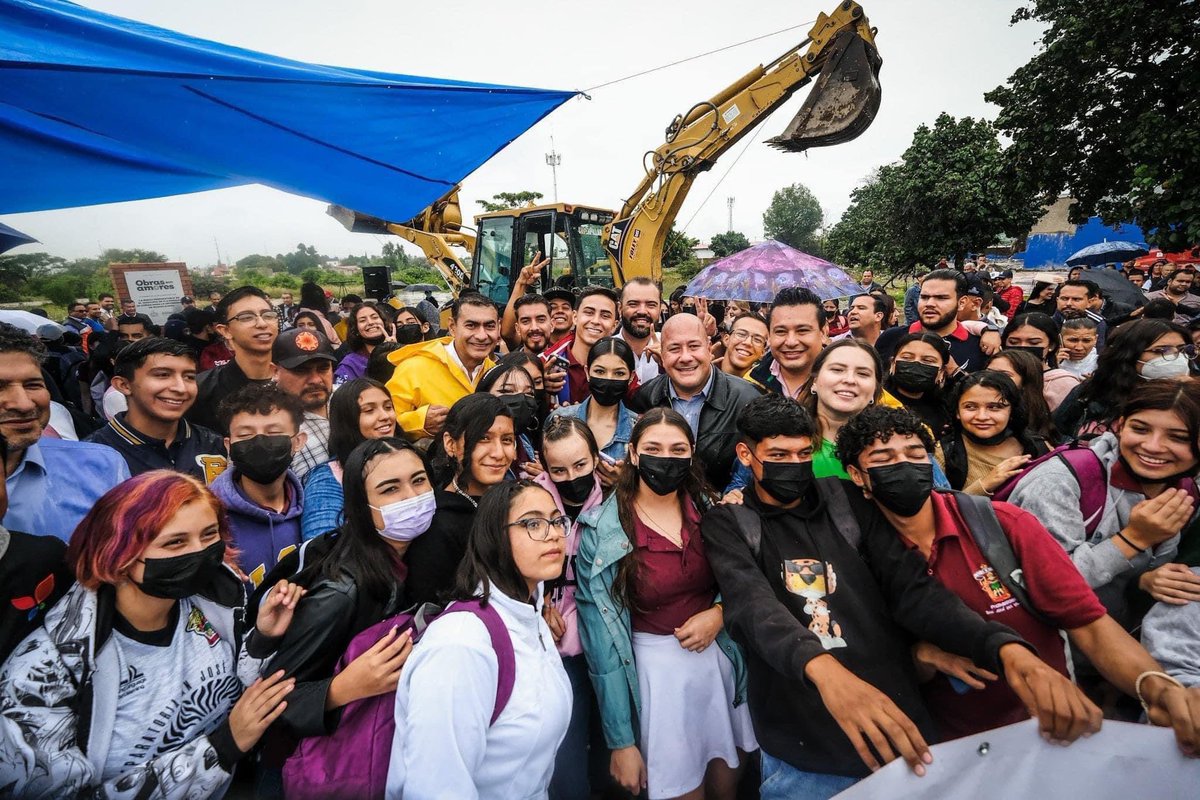 ManuelVc00's tweet photo. Hoy inicio la construcción de la nueva preparatoria en zona valle de Tlajomulco que tanto le hacía falta a la zona.                Los jóvenes somos el futuro de este país. 🙌🏼 #Jalisco #gobjalisco https://t.co/Tq9jAHCZDf