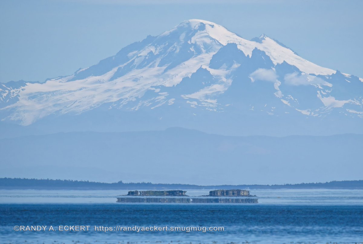Mt. Baker from Pender Island.

From far away these two islands with the mirage effect under Mt. Baker look like a couple of ships, but zoomed in you can cleearly see the islands.

#mtbaker #landscape #mirage #landscapephotography #plumpersound #penderisland