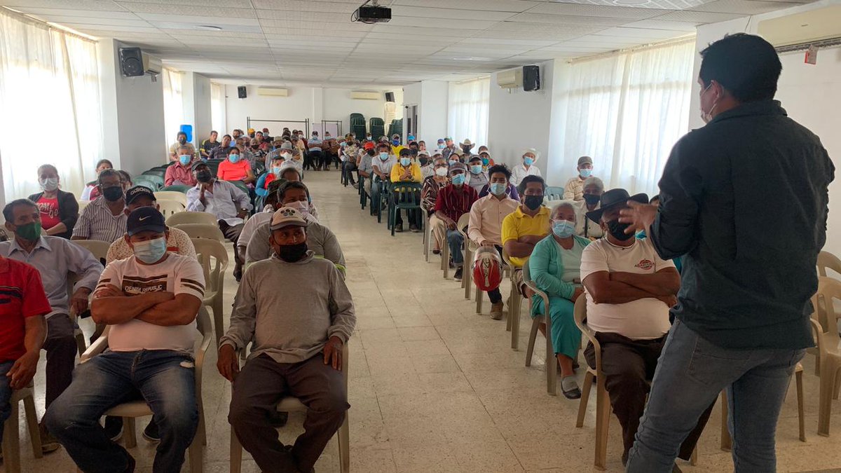 JuanElPerez68's tweet photo. En #Daule, continuamos socializando los beneficios de @AgriculturaEc  para los pequeños y medianos productores de la provincia. Hoy en la Junta de riego @america_lomas. #JuntosPorElAgro @ErnestoRoblesW https://t.co/gFKvHdJQLU