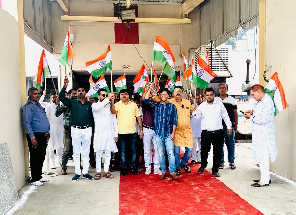 m_agrawal0086's tweet photo. @UPSIDA @of_mathura @CMOfficeUP @contactatulseth 15.08.2022 को रिफाइनरी इंडस्ट्रीज एसोसिएशन एवम एसोसिएशन ऑफ प्रोग्रेसिव इंडस्ट्रीज मथुरा बी के संयुक्त तत्वाधान में अमृत महोत्सव के अंतर्गत ध्वजारोहण एवम तिरंगा यात्रा का आयोजन प्रज्ञा पॉब्लिकेशन H 25 साइट बी मथुरा पर किया गया। https://t.co/uqeMdRXxHO