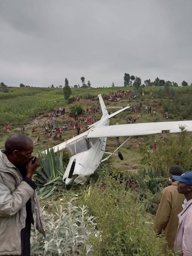 An airplane from Naivasha headed to Mara North crash landed in Njoro.
The airplane had a pilot and two tourists, a French and Peru  national. https://t.co/Tn4tBZa9qw