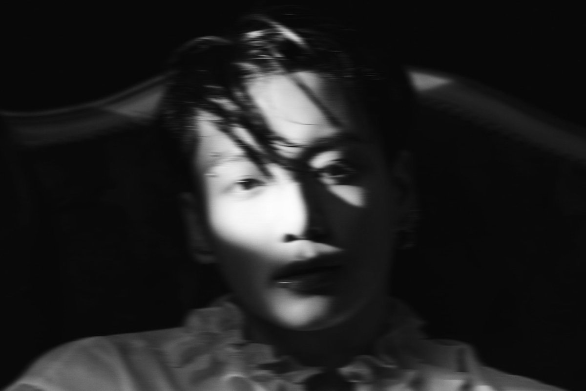 finewxllst's tweet photo. #kooktaeau 

dónde en un intento por tratar de comunicarse con su papá muerto, taehyung termina invocando un demonio. 

o dónde jungkook es un pobre demonio que le gusta molestar humanos. Y sin querer, termina encariñándose con el chico que atormenta por las noches. https://t.co/f5o1hx0vZb