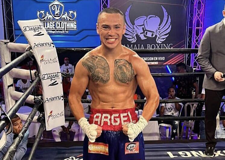 camilo_zamora's tweet photo. En República Dominicana; el chileno José Argel (9-4-0) venció por KO en el segundo round al local Anyelo Muñoz (18-23-0). Ahora el “comando” retornará a USA para enfrentar en New Jersey al invicto local Bruce Carrington Jr (4-0-0) el próximo 23 de Septiembre #Boxeo #BoxeoChile https://t.co/vop7AdFTeI